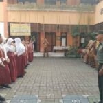 Peduli Pendidikan Disiplin: Babinsa Sambangi SDN Tembok Dukuh