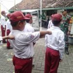 Babinsa Wonorejo Latih Baris Berbaris Bangun Disiplin Sejak Dini