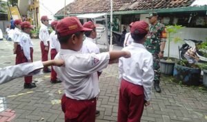 Babinsa Wonorejo Latih Baris Berbaris Bangun Disiplin Sejak Dini Babinsa Wonorejo Latih Baris Berbaris Bangun Disiplin Sejak Dini