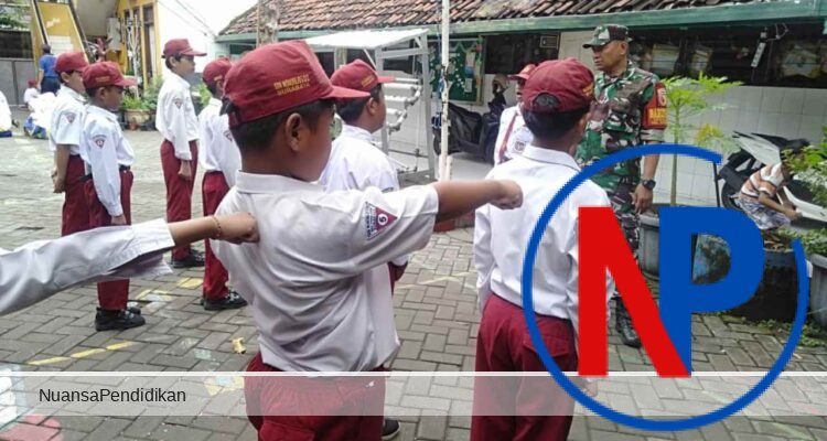 Babinsa Wonorejo Latih Baris Berbaris Bangun Disiplin Sejak Dini