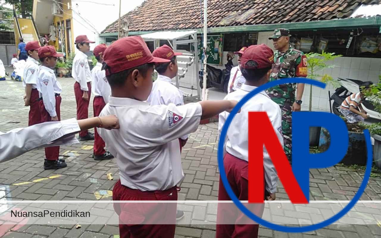Babinsa Wonorejo Latih Baris Berbaris Bangun Disiplin Sejak Dini