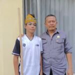 Muhammad Ikbal (kiri), Sartono, Kepala Sekolah SMPN 1 Panumbangan (kanan)