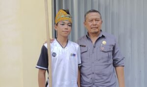 Muhammad Ikbal (kiri), Sartono, Kepala Sekolah SMPN 1 Panumbangan (kanan) Muhammad Ikbal (kiri), Sartono, Kepala Sekolah SMPN 1 Panumbangan (kanan)