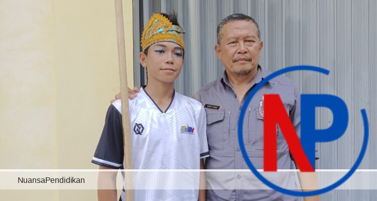 Muhammad Ikbal (kiri), Sartono, Kepala Sekolah SMPN 1 Panumbangan (kanan)
