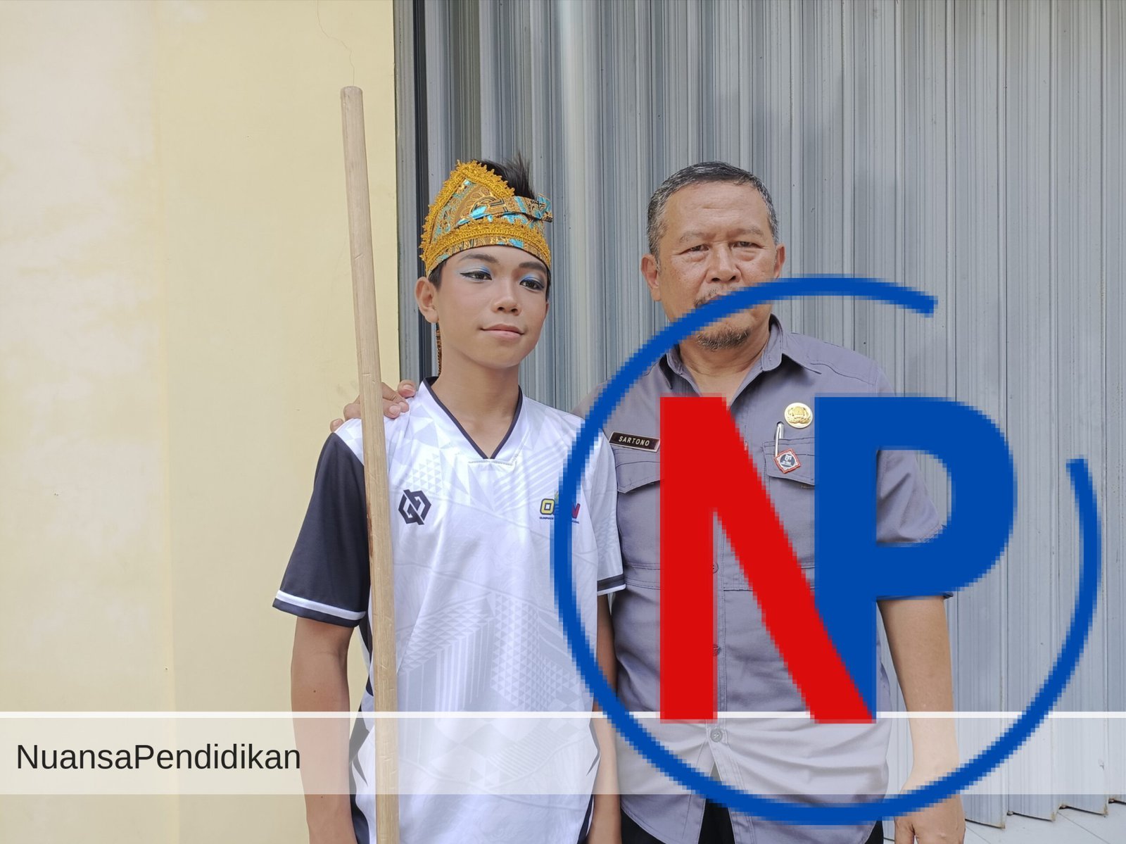Muhammad Ikbal (kiri), Sartono, Kepala Sekolah SMPN 1 Panumbangan (kanan)